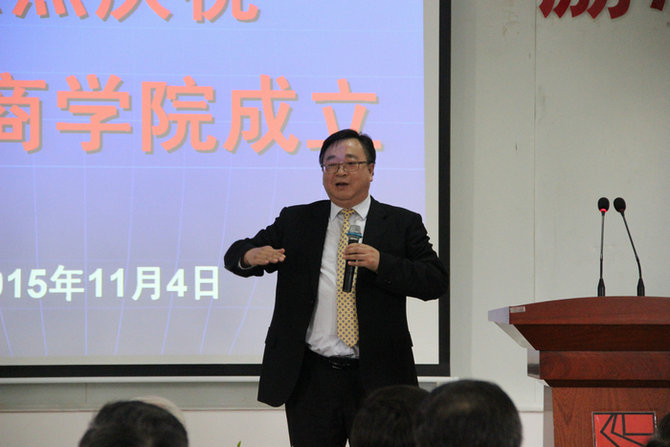 中國(guó)船級(jí)社實(shí)業(yè)總公司總裁/港珠澳大橋總監(jiān)理工程師  程志虎博士/教授在臺(tái)上發(fā)言